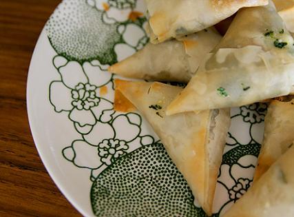 Färdiga piroger i triangelform på grönblommigt fat. vfmode-970.jpg