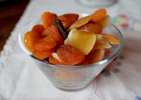 Aprikoser och annan torkad frukt i glasskål. vfmode-4006.jpg