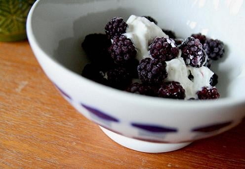 Frostnupna björnbär i dessertskål. bjornbarsglass1.jpg