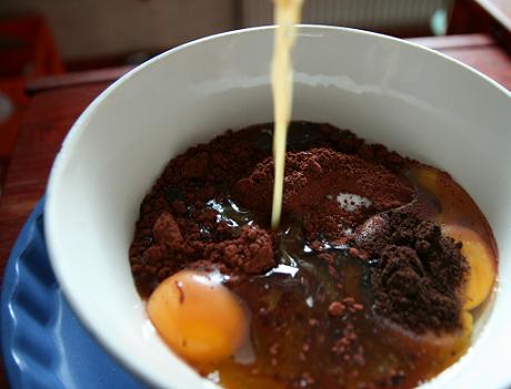 Kakao, ägg och andra ingredienser blandas ihop för att bli en härlig krämig kladdkaka. kladdkaka1.jpg