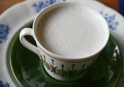 Mjölkkopp på grönt fat och blåblommig tallrik. b-819.jpg