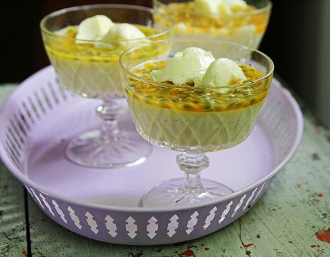 Dessertglas på hög fot fyllda med ljus panacotta och ett lagar av passionsfrukt.passionspannacotta.jpg