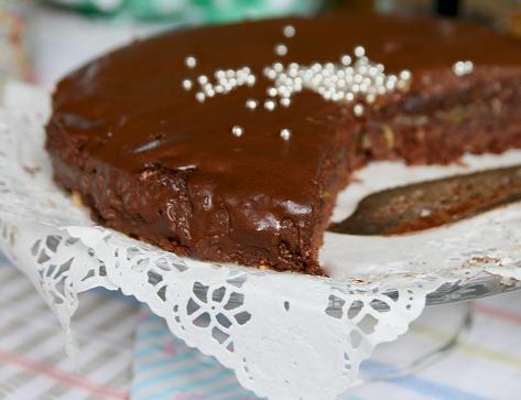 Kladdkaka som omvandlats till falsk sachertårta med choklad och rabarber. falsk-sachertarta.jpg