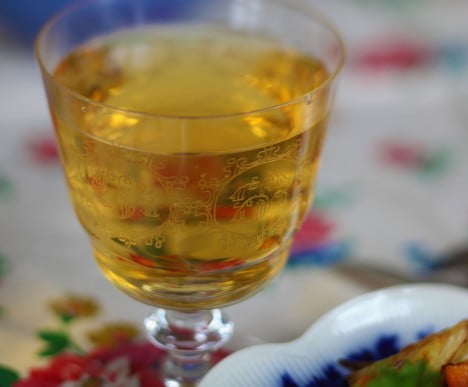 Festglas på bordet.