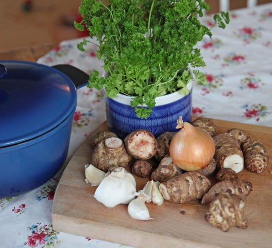 Soppingredienser på skärbrädan.