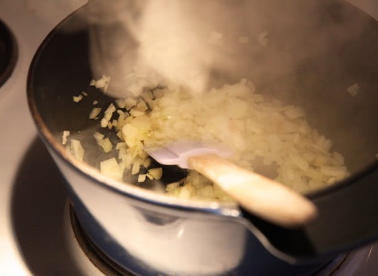 Lök fräser i pannan.