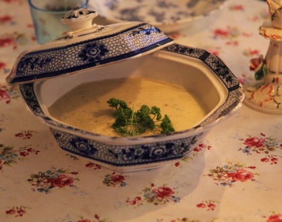 Soppa i en åttkantig blå och vit terrin.