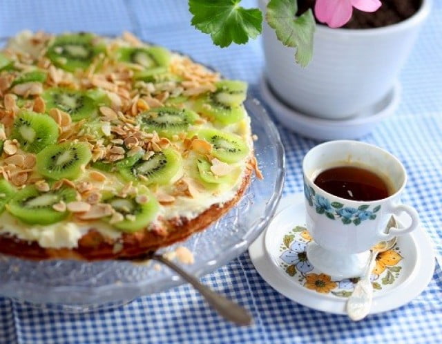 Enkel tårta med citronfromage. Tårtbotten av mandelmassa