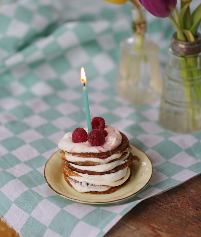 En liten pannkakstårta gör man förstås av plättar varvat med sylt och grädde - plättårta!