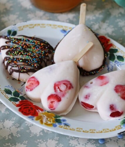 Hjärtfformade glassar på pinne.