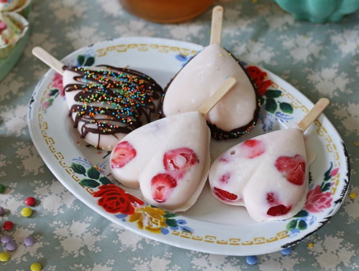Hjärtformad pinnglass. Pimpad vaniljglass med kärlek i rosa och choklad.