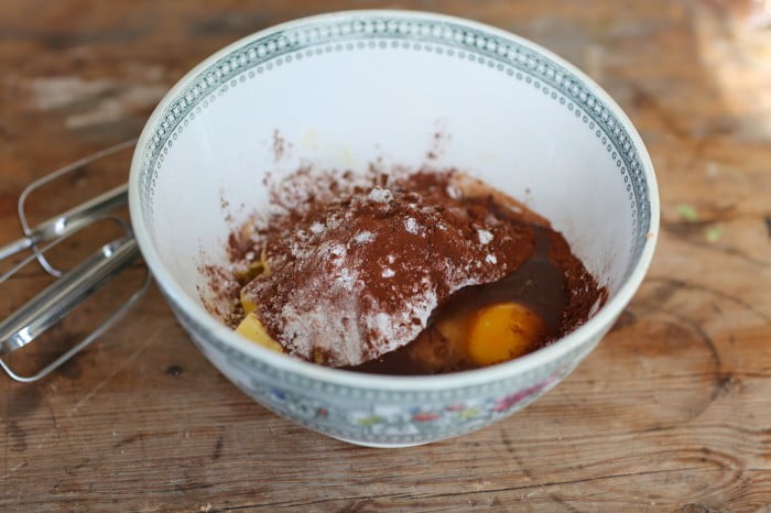 Äggulor och kakao i bunken med andra ingredienser.