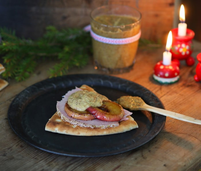 Polarbröd, en skiva julskinka, äpple och en rejäl klick senap.