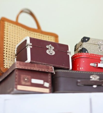 Gamla små resväskor travade på varandra.