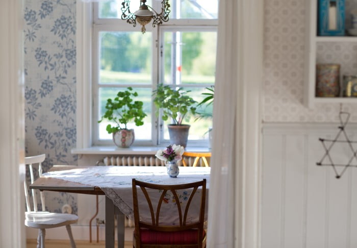 byggnadsvård, antika möbler, skolplansch blommig tapet sandbergs vera