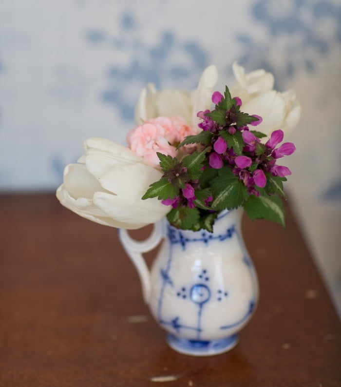sommarbukett rosenplister tulpan