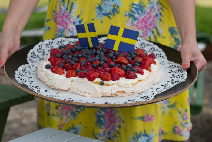Pavlova lemoncurd, recept på sommartårta med bär 