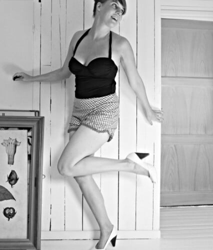 Clara i linne trosor och högklackat