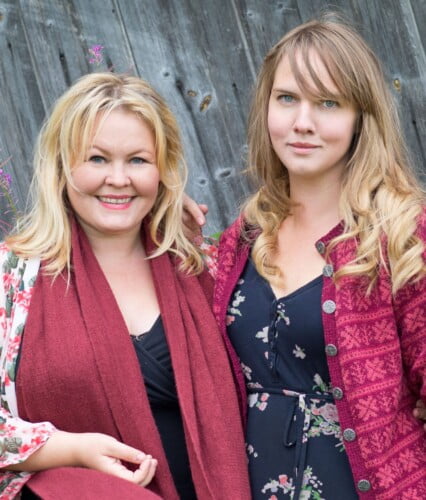 Clara och Erica tittar in i kameran, klädda i sommarkläder i mustiga färger. Ur En Underbar Pod.