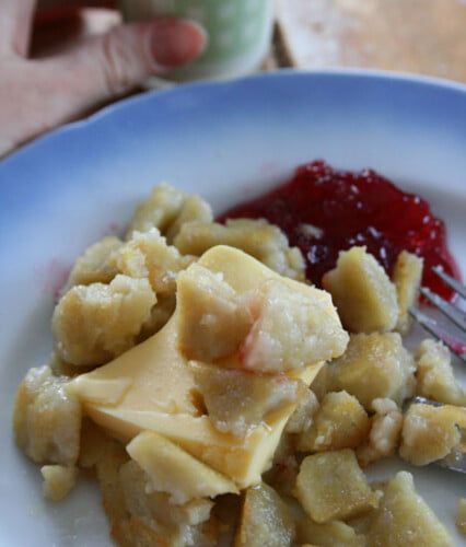 Skuren palt i bitar på blå tallrik med lingonsylt.