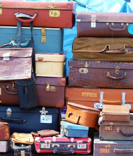 Gamla resväskor travade på varandra