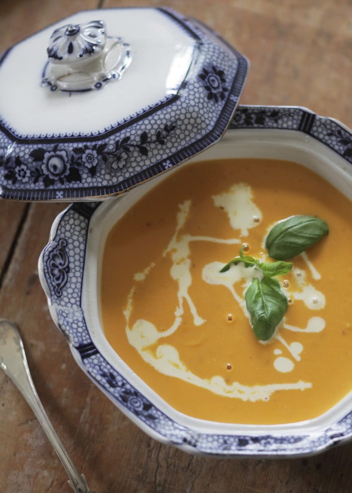 Blåvit porslinskärl med ljus krämig soppa.