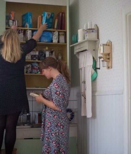 Clara och Erica rensar i skafferi. Ur En Underbar Pod.