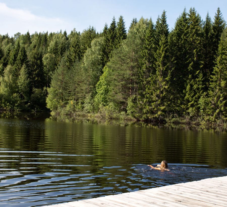 Erica badar i solblank badsjö. Ur En Underbar Pod.