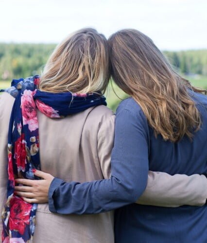 Clara och Erica håller om varandra med