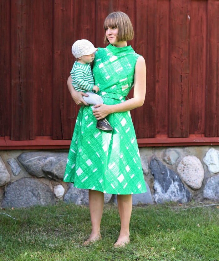 Clara i grön vadlång klänning, retrostil.