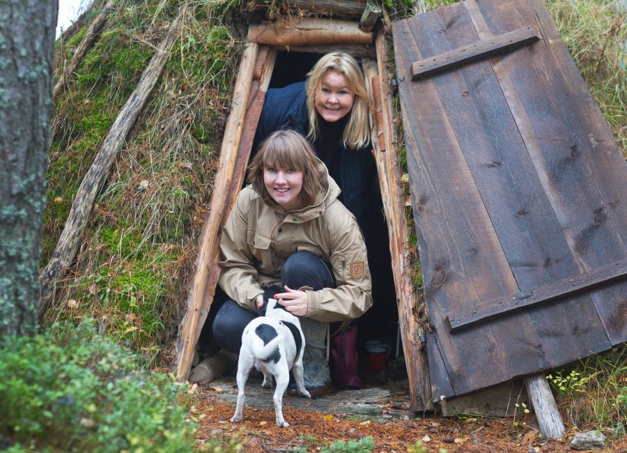 Clara, Erica och Melker tittar ut genom dörren i en gräsklädd kåta i Ramsele. Ur En Underbar Pod.