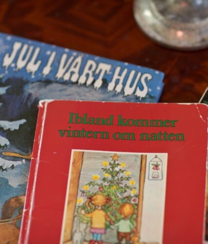 Julböcker upplagda på bord med titlar som Ibland kommer vintern om natten och Jul i vårt hus. Ur En Underbar pod.