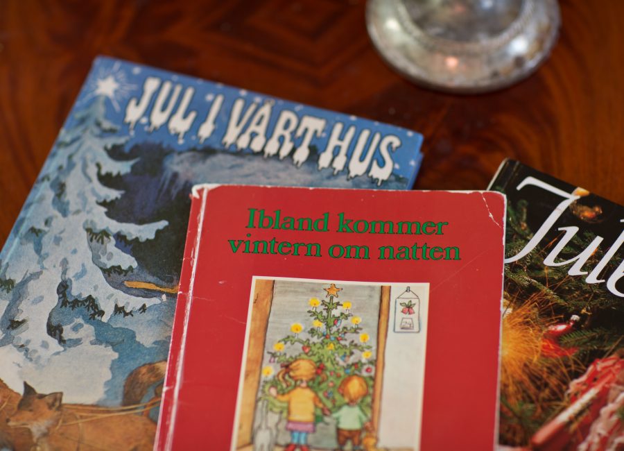 Julböcker upplagda på bord med titlar som Ibland kommer vintern om natten och Jul i vårt hus. Ur En Underbar pod.