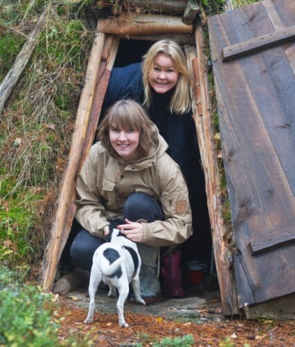 Clara, Erica och Melker tittar ut ur öppning på gräskåta i Ramsele, Ur En Underbar Pod.
