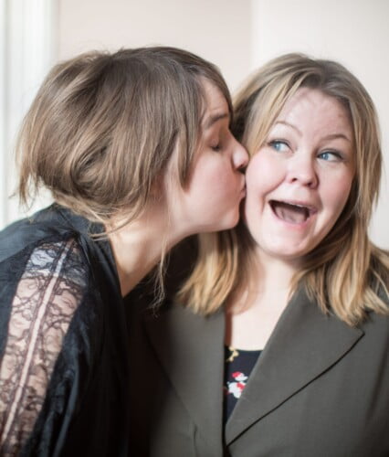 Clara pussar Erica på kinden. Ur En Underbar Pod.