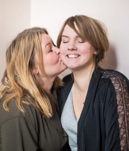 Erica pussar Clara på kinden. Ur En Underbar Pod.
