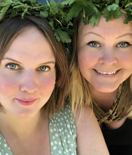 Clara och Erica med lövade kransar. Ur En Underbar Pod.