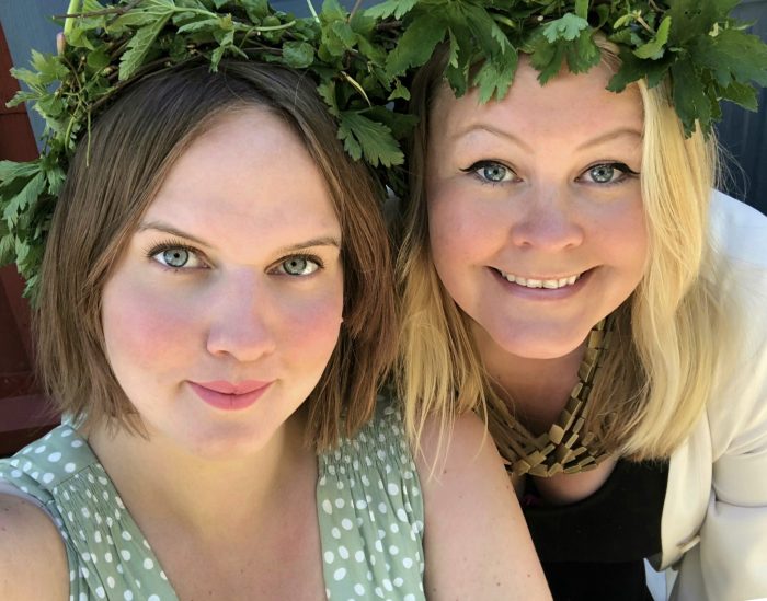 Clara och Erica med lövade kransar. Ur En Underbar Pod.