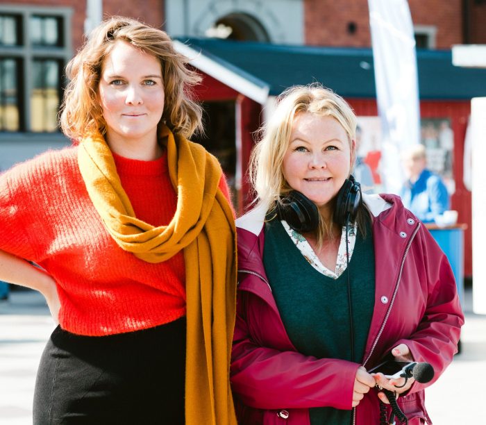Clara och Erica bland valstugor på Rådhustorget i Umeå.