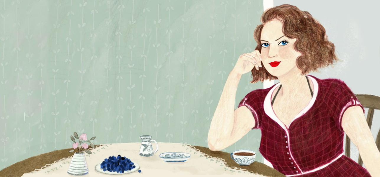 Illustration av Clara som sitter vid ett bord och tittar i i kameran. På bordet står ett fat med blåbär och en kopp kaffe.